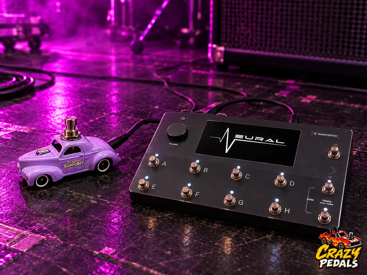 Pedal em forma de hot rod lilás ligado a uma pedaleira Quad Cortex no palco